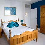 Riverview Apartment With Private Parking