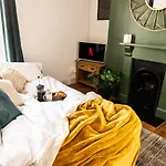 Central Plymouth Georgian Apartment - Sleeps 5 - Private Parking - By Habita Property