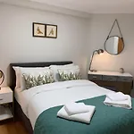 Private Main Door Lovely 2 Bedroom Apartment