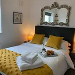 Dog Friendly Stylish Modern Flat, Near Beach