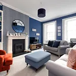 Elegant 2-Bedroom Apartment In Edinburgh City Centre