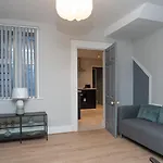 1 Bdr Apartment At Queens Uni By Belfast City Breaks