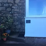 Flat With Cornish Charm, Parking And Garden