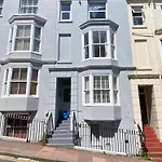Centrally Located, Comfortable Apartment Near Station, Beach And North Laines